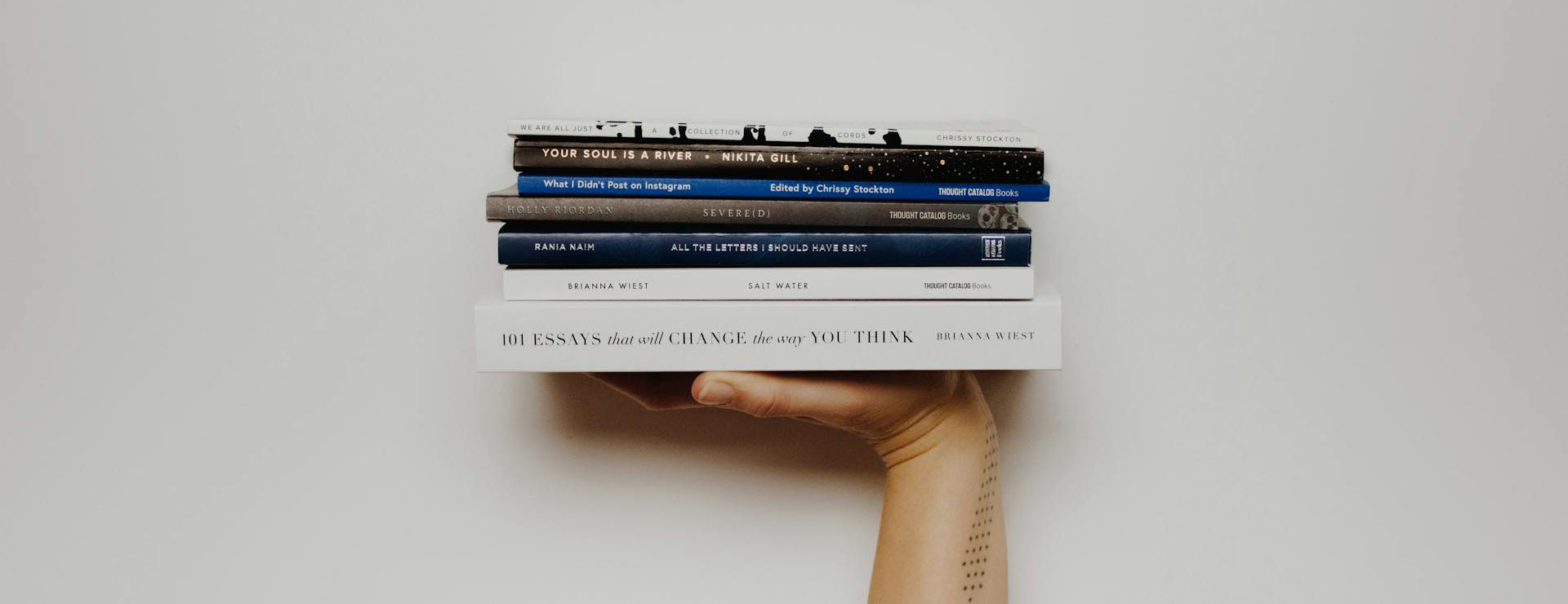 Devant 4 Devant -Librairies Boutique pexels thought catalog 317580 2228557